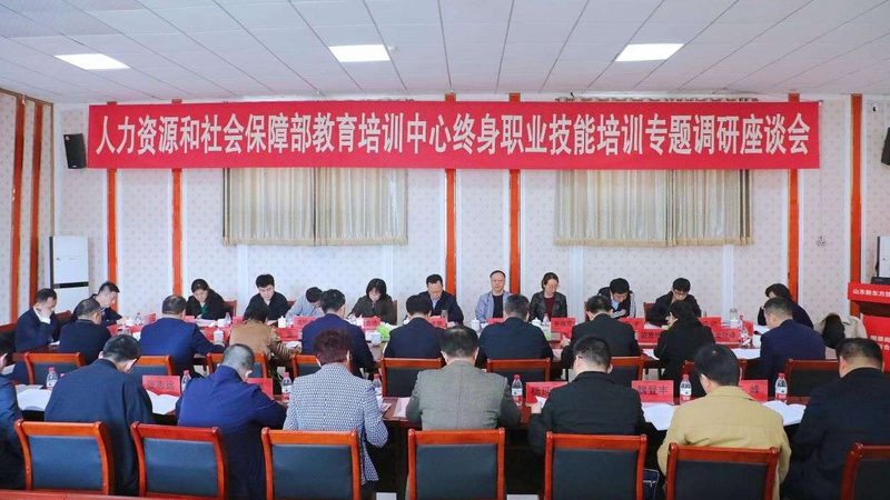 成人高考毕业证书样本通常包括以下特点：