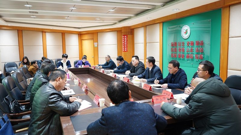 成人高考报名费用通常由以下几个部分构成：